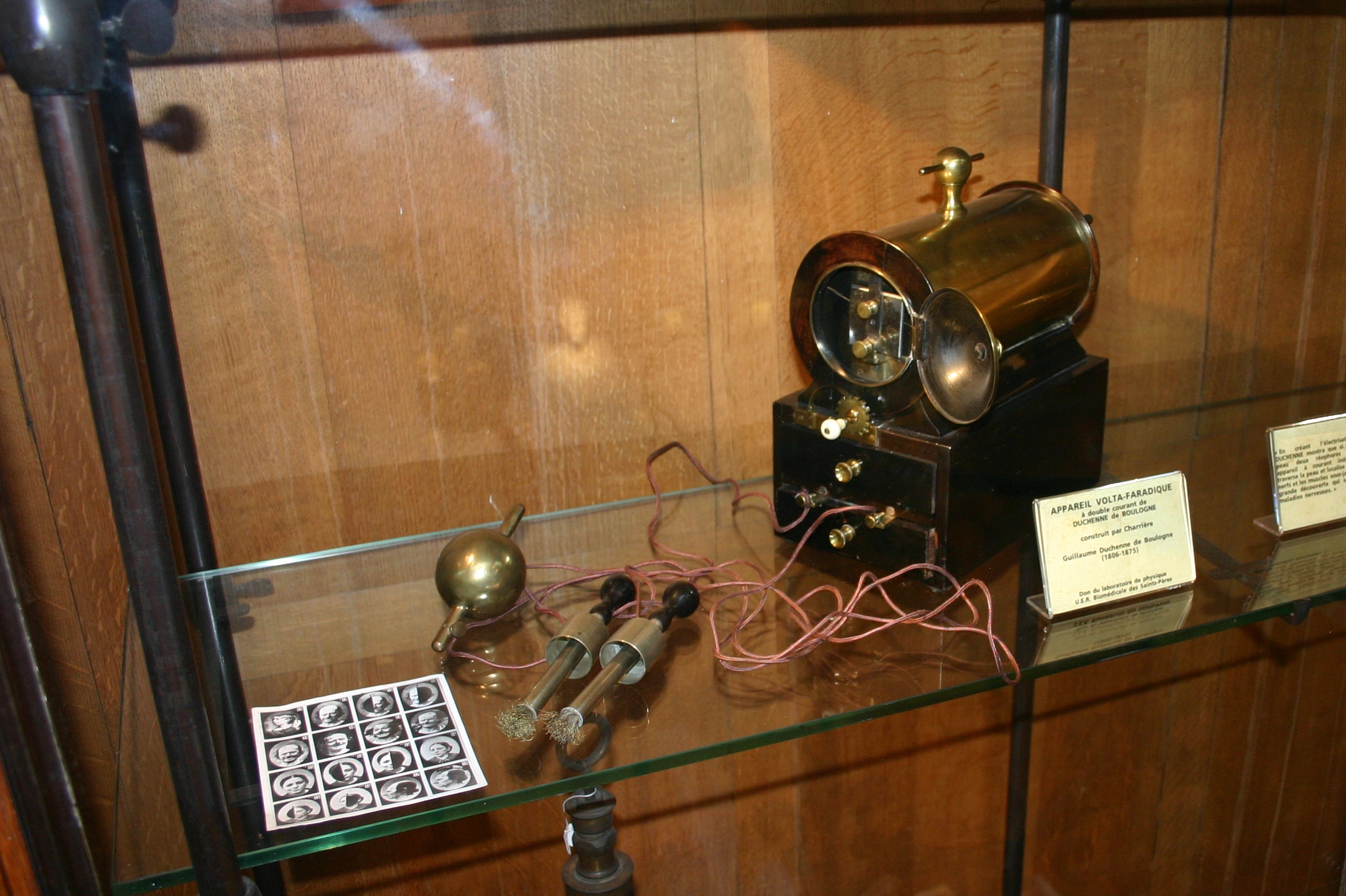 Duchenne de Boulogne electrostimulation device,  Musée d'Histoire de la Médecine, Paris (174).JPG